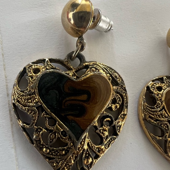 Victorian-Inspired Gold Filigree Heart Earrings - Picture 4 of 4